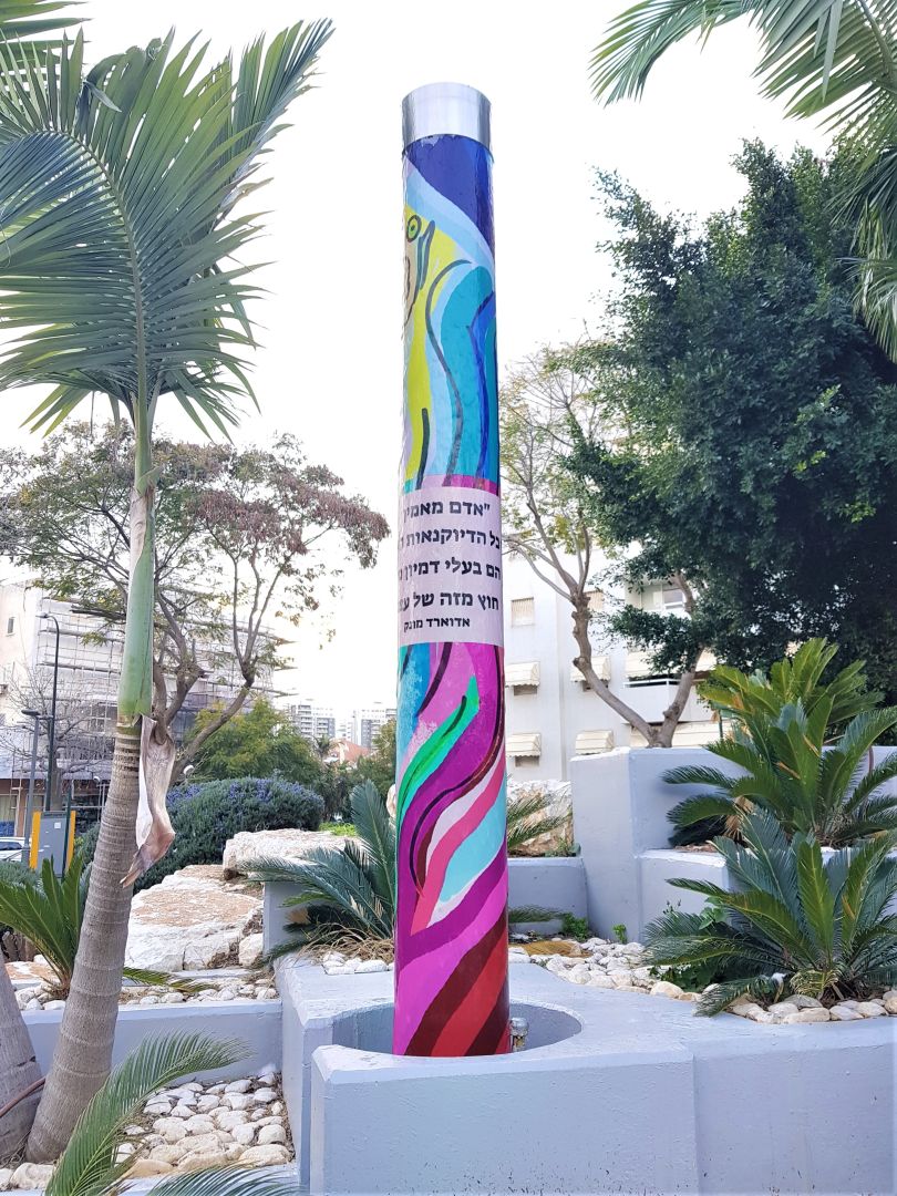 מיצג אומנותי - עמודי מזרקה בראשלצ
